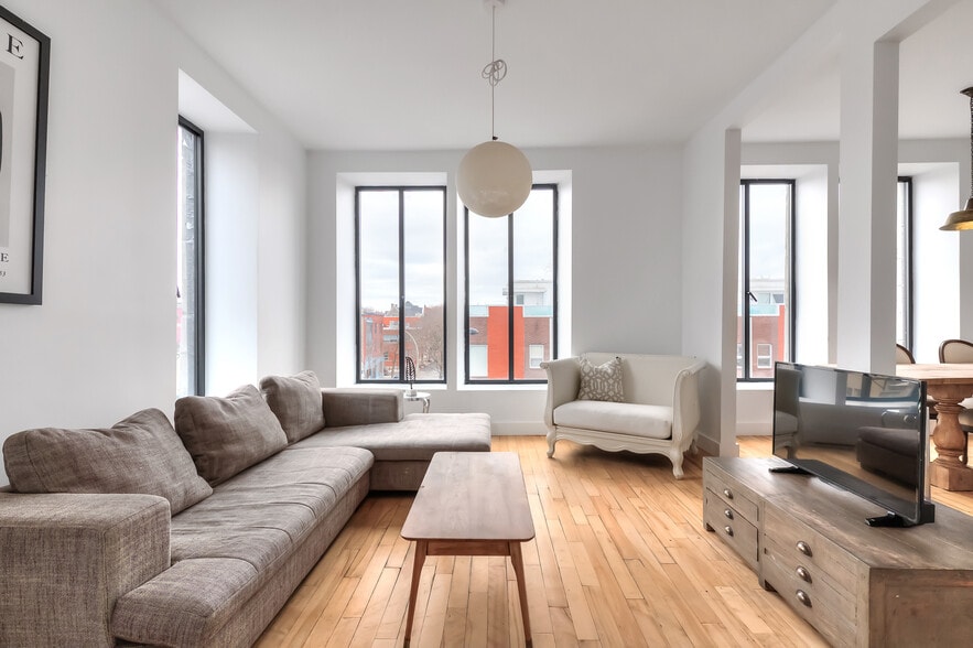 More Photos Of 250 Av Des Pins E, Montréal Storefront Retail Residential For Sale