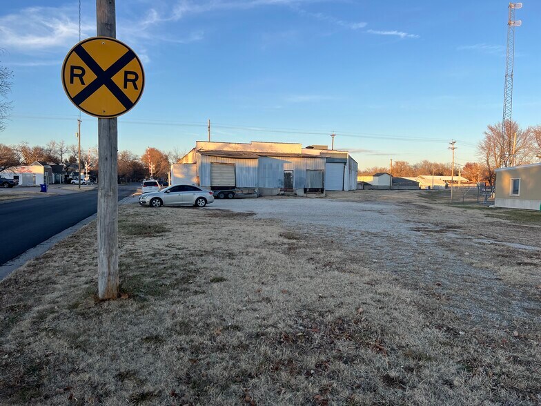 More Photos Of 310 N Oak St, Mcpherson Warehouse For Sale