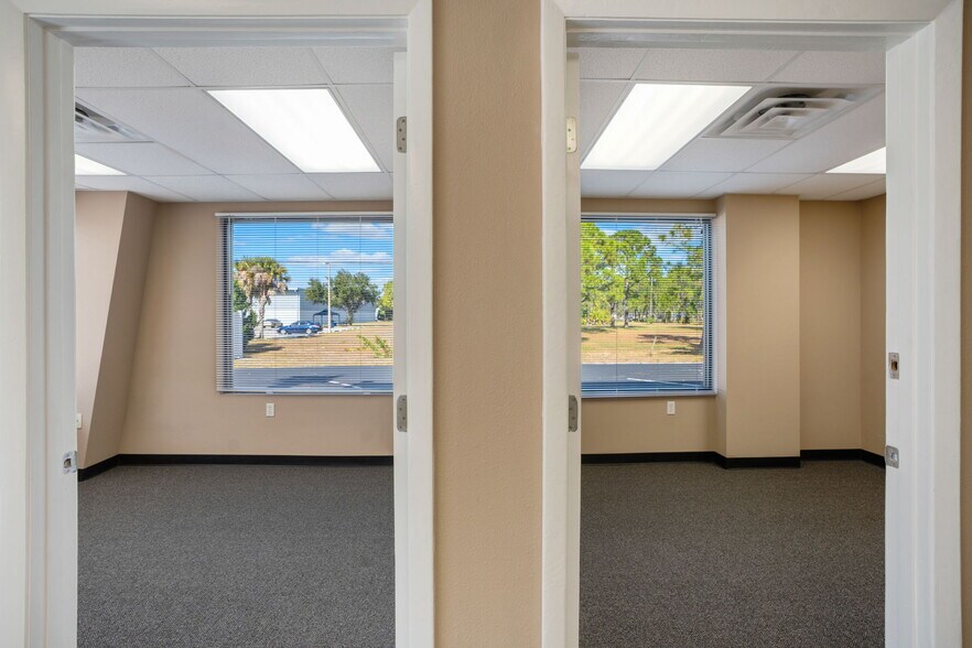 More Photos Of 8141 Blaikie Ct, Sarasota Warehouse For Lease