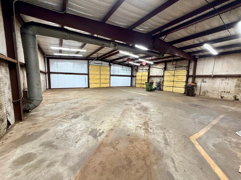 More Photos Of 2000 E Murchison St, Palestine Light Manufacturing For Sale