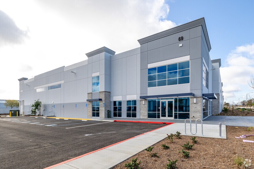 More Photos Of 69 Commerce Dr, Perris Warehouse For Lease