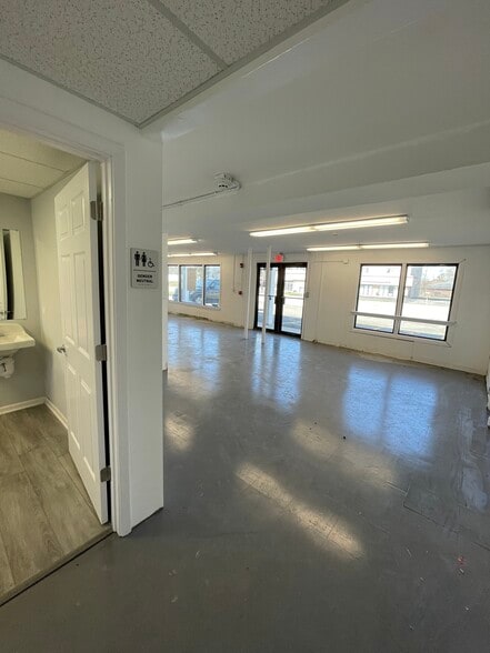 More Photos Of 215 N Waukegan Rd, Lake Bluff Convenience Store For Sale