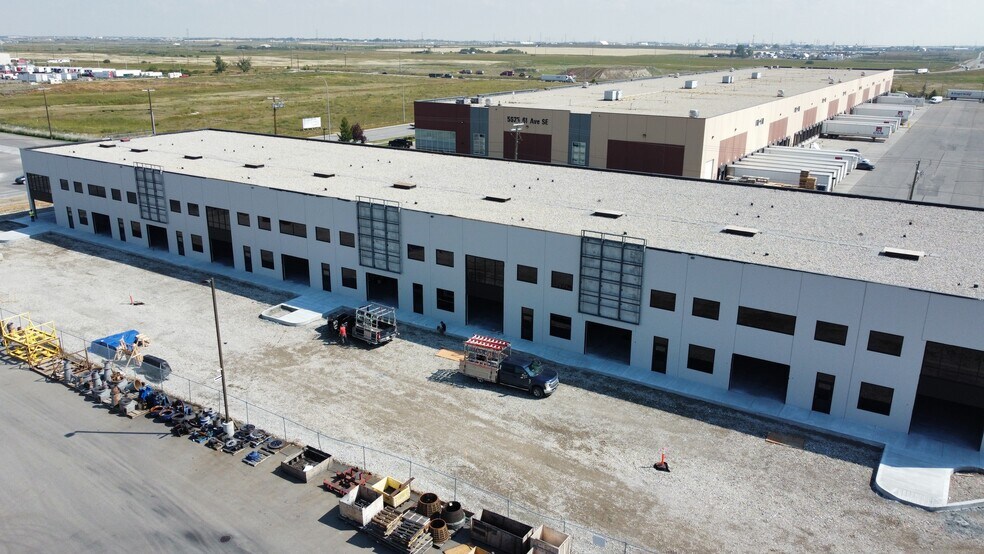 More Photos Of 5495 61 Ave SE, Calgary Service For Sale