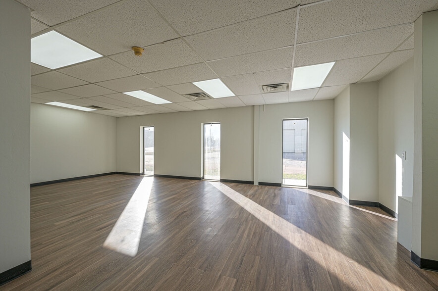 More Photos Of 3009 Epperly Dr, Oklahoma City Office For Sale
