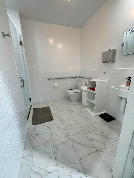 More Photos Of 8939 Long Point Rd, Houston Freestanding For Sale