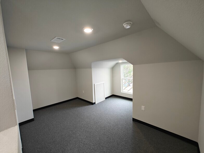 More Photos Of 701 E 1st St, Prosper Office For Sale