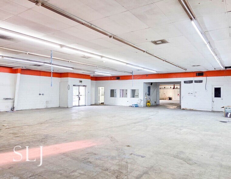 More Photos Of 8326-8330 Harry Hines Blvd, Dallas Auto Repair For Lease