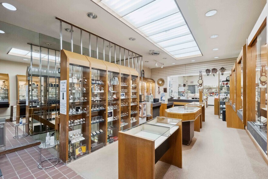 More Photos Of 431 Bank St, Ottawa General Retail For Sale