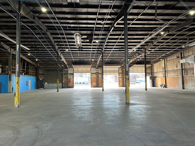 More Photos Of 7700 Boeing Dr, Greensboro Warehouse For Lease