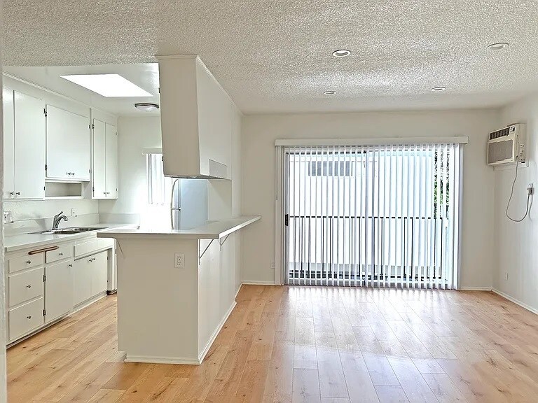 More Photos Of 2030 Holly Dr, Los Angeles Apartments For Sale