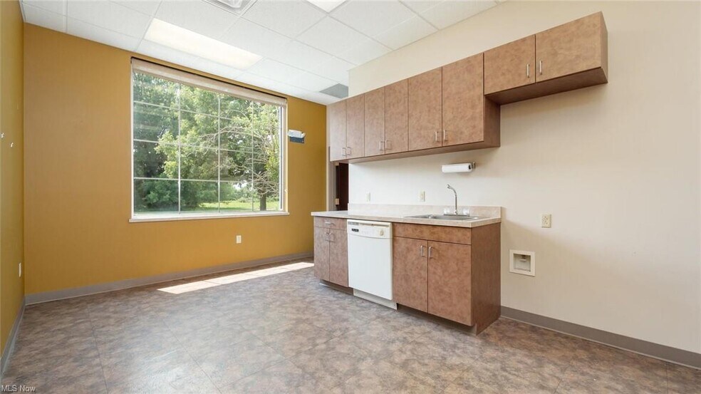 More Photos Of 61246 Southgate Rd, Cambridge Medical For Sale