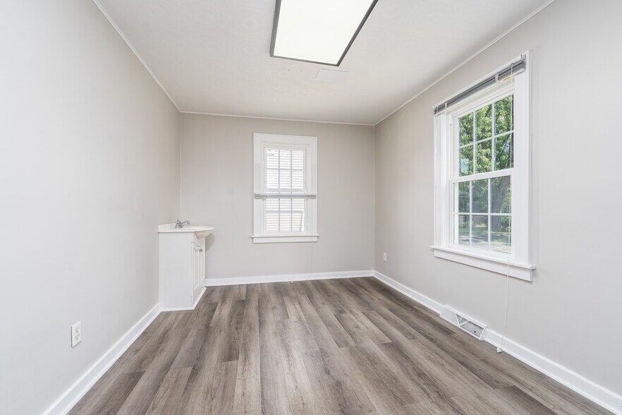 More Photos Of 1607 Chester Blvd, Richmond Office For Sale