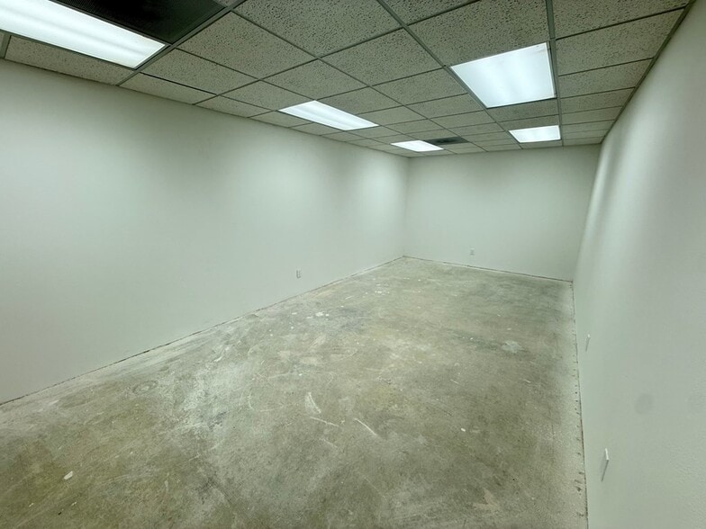 More Photos Of 1011 E 7th St, Odessa Office For Lease