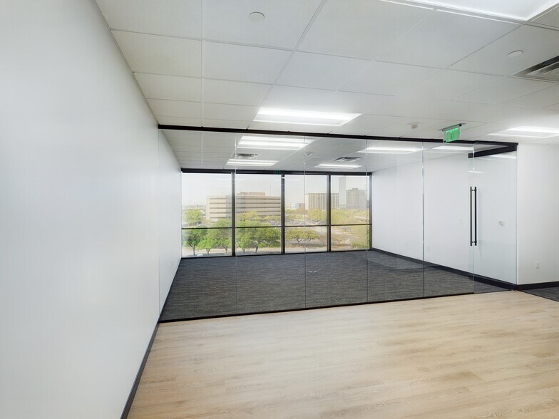 More Photos Of 1341 W Mockingbird Ln, Dallas Office For Lease