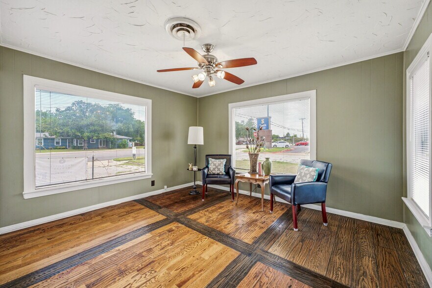 More Photos Of 416 S Morgan St, Granbury Office For Sale