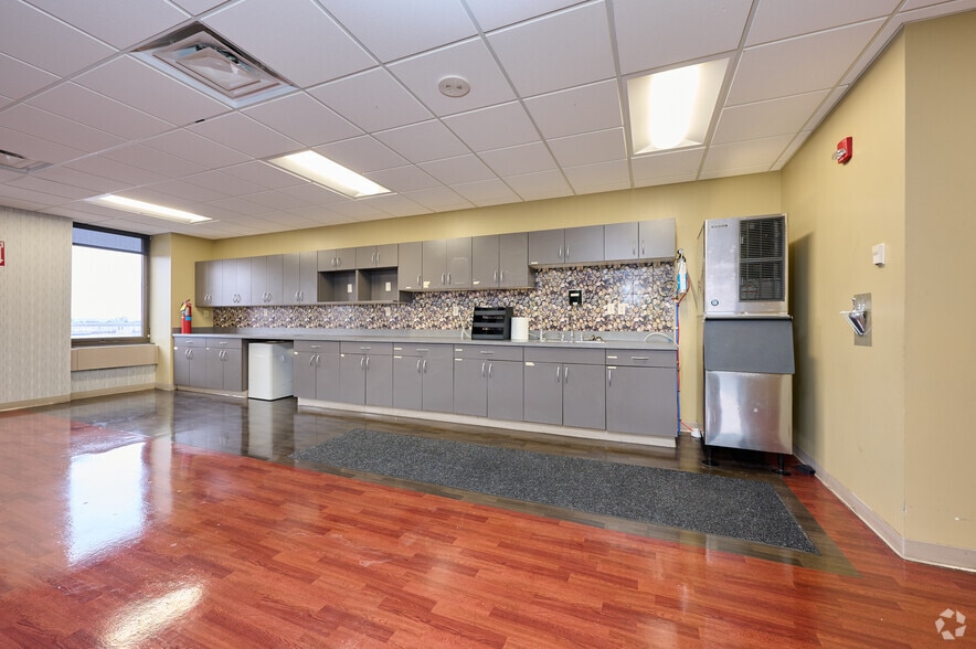 More Photos Of 220 Alexander St, Rochester Loft Creative Space For Lease