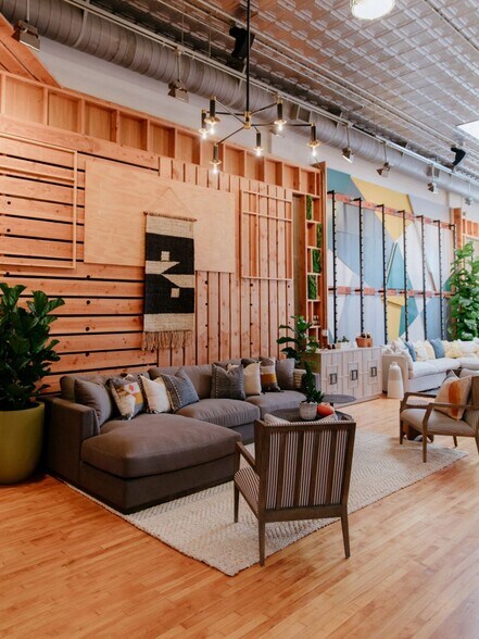 More Photos Of 327 E Main St, Ventura Storefront For Lease