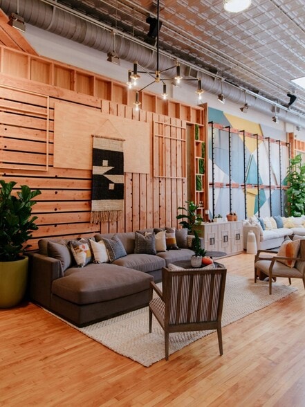 More Photos Of 327 E Main St, Ventura Storefront For Lease