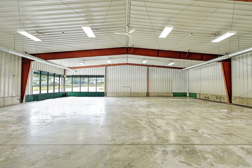 More Photos Of 1055 E Main Rd, Portsmouth Warehouse For Lease
