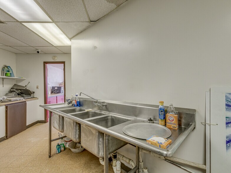 More Photos Of 1221 N 8th Ave, Stroud Convenience Store For Sale