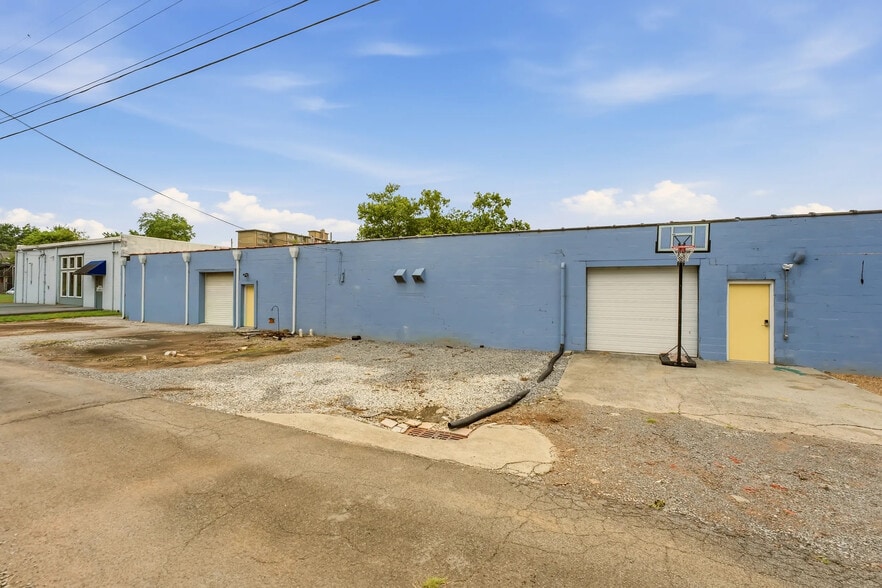 More Photos Of 303-311 E Anderson Ave, Knoxville Warehouse For Lease
