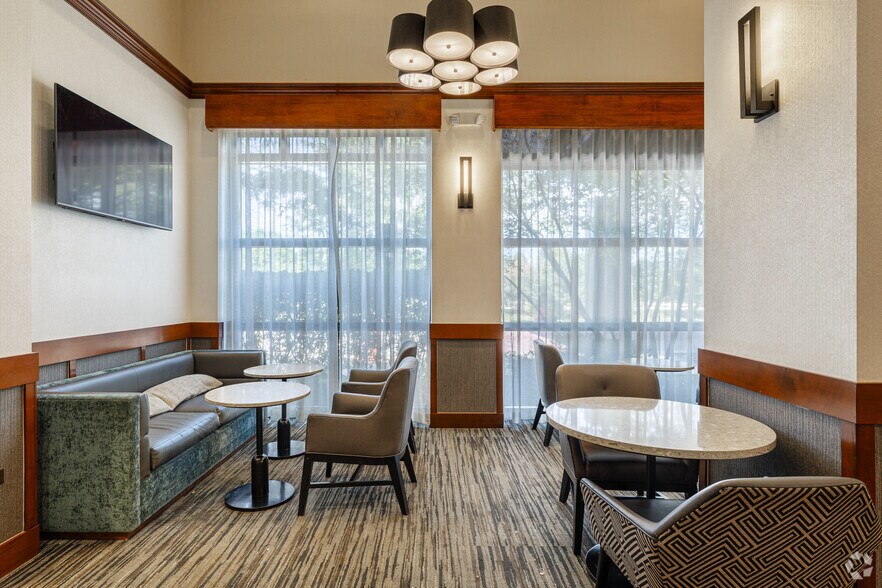 More Photos Of 1851 McConnor Pky, Schaumburg Hotel For Sale