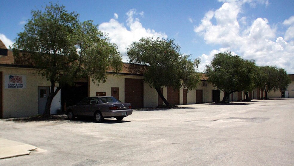 More Photos Of 3080 N Washington Blvd, Sarasota Flex For Lease