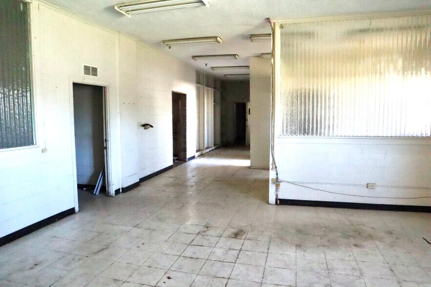 More Photos Of 912 N Beverly Dr, Wichita Falls Warehouse For Lease