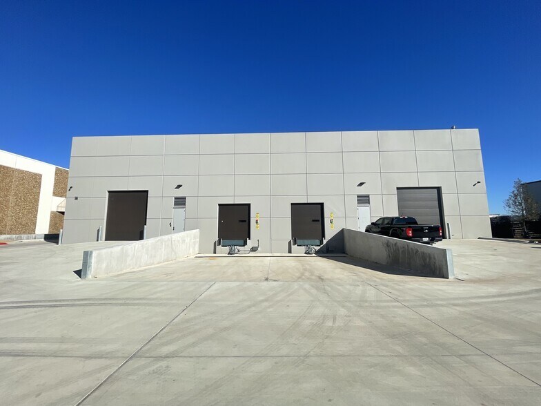 More Photos Of 2052 McKenzie Dr, Carrollton Flex For Lease