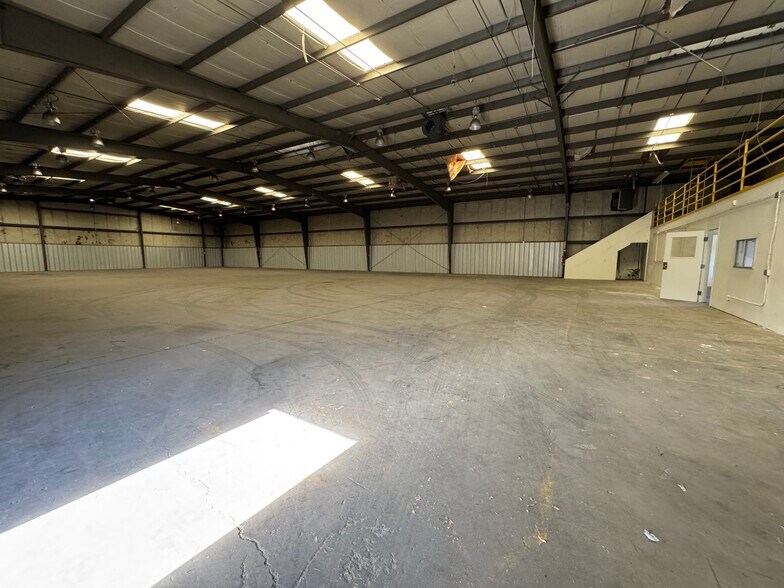 More Photos Of 445 E Menlo Ave, Hemet Warehouse For Lease