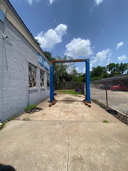 More Photos Of 1398 Washington Blvd, Beaumont Auto Repair For Lease
