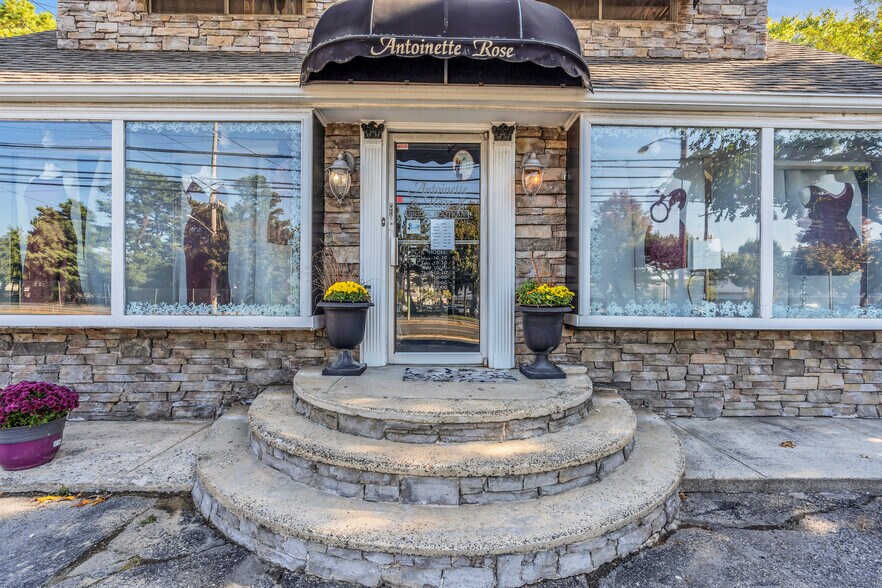 More Photos Of 141 Chambers Bridge Rd, Brick Storefront Retail Office For Sale