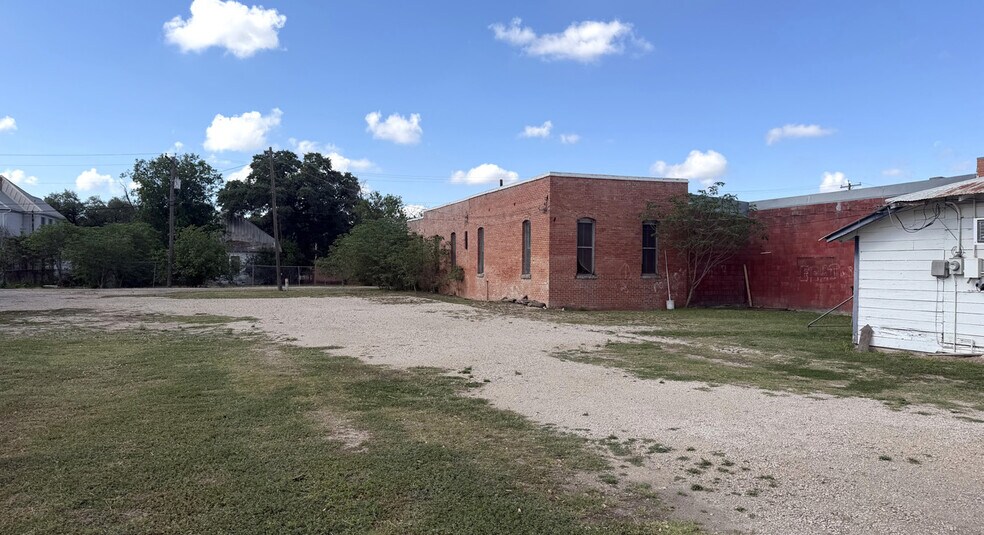 More Photos Of 1907 Avenue M, Hondo Storefront For Sale