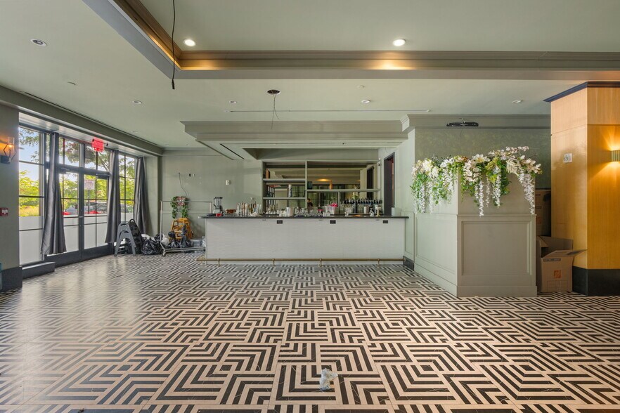 More Photos Of 24 Navy Pier Ct, Staten Island Restaurant For Lease