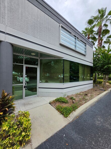 More Photos Of 7901 Kingspointe Pky, Orlando Showroom For Lease