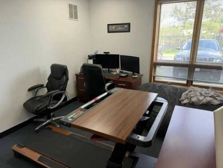 More Photos Of 820 E Terra Cotta Ave, Crystal Lake Office For Sale