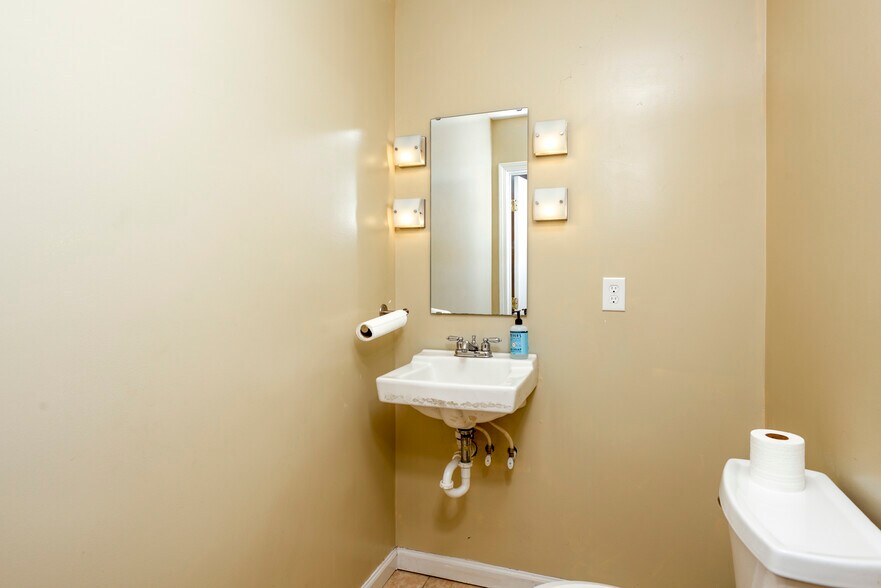 More Photos Of 324 S Commerce St, Marion Loft Creative Space For Sale