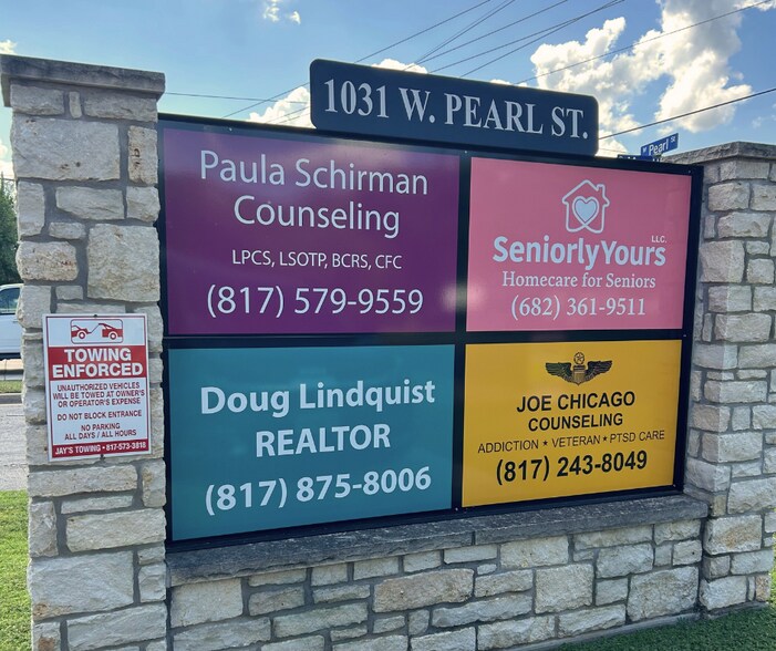 More Photos Of 1031 W Pearl St, Granbury Office Residential For Lease