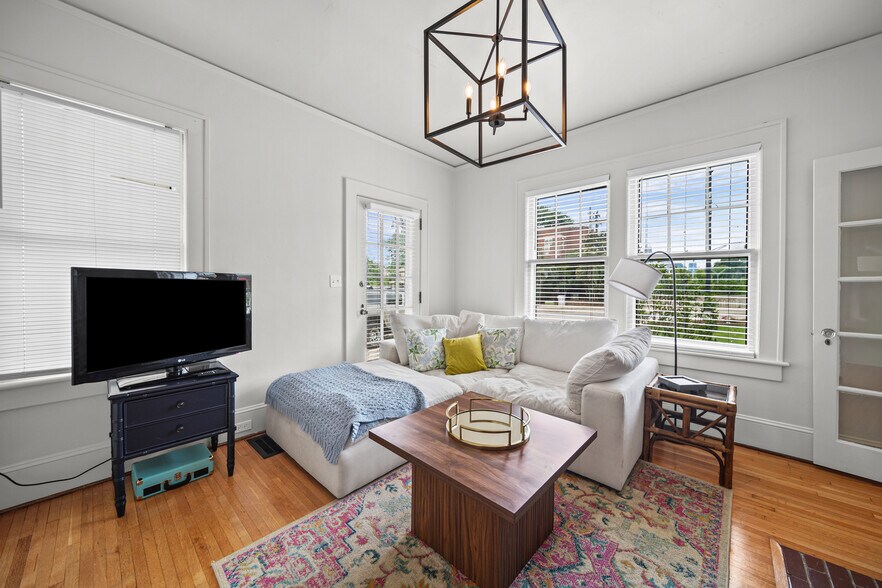 More Photos Of 610 Hawthorne Ln, Charlotte Office Residential For Sale
