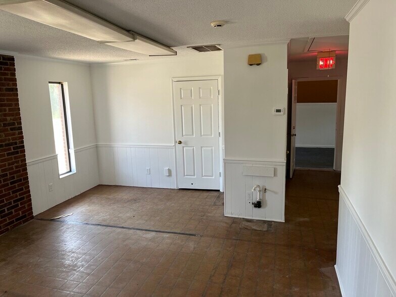 More Photos Of 914 White St E, Rock Hill Service For Lease