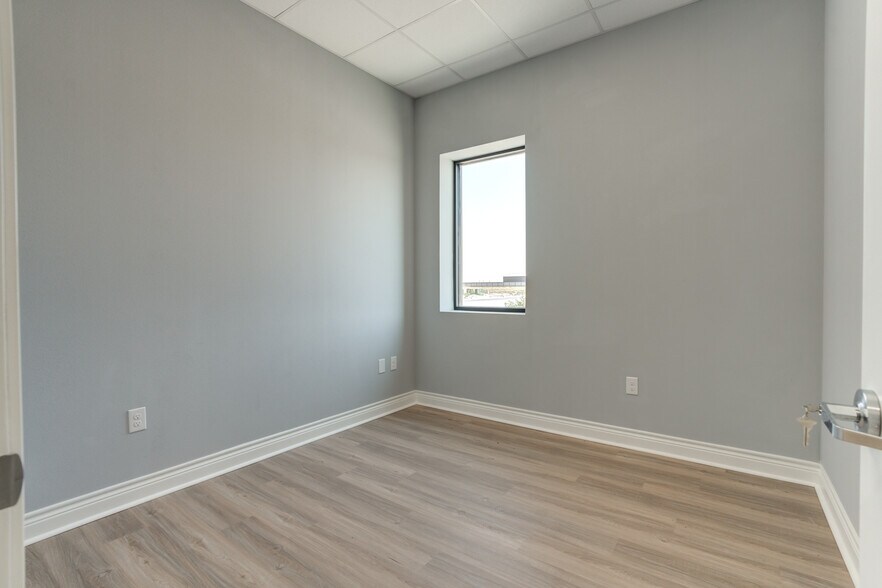 More Photos Of 9007 CR 6820, Lubbock Warehouse For Lease