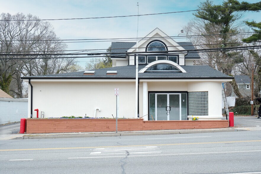More Photos Of 125 E Jericho Tpke, Huntington Station Freestanding For Sale