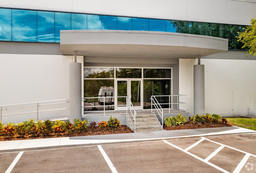 More Photos Of 3051 Tech Dr, Saint Petersburg Warehouse For Sale