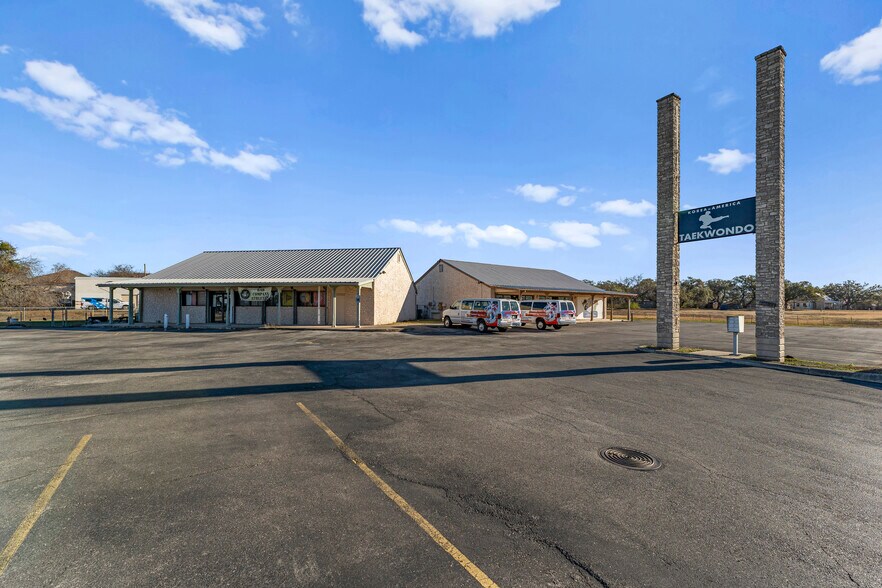 More Photos Of 9585 Braun Rd, San Antonio Storefront Retail Office For Sale