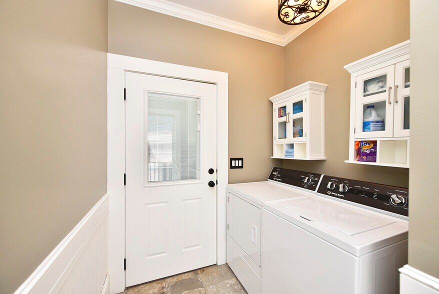 More Photos Of 315 Cedar St, New Ulm Specialty For Sale