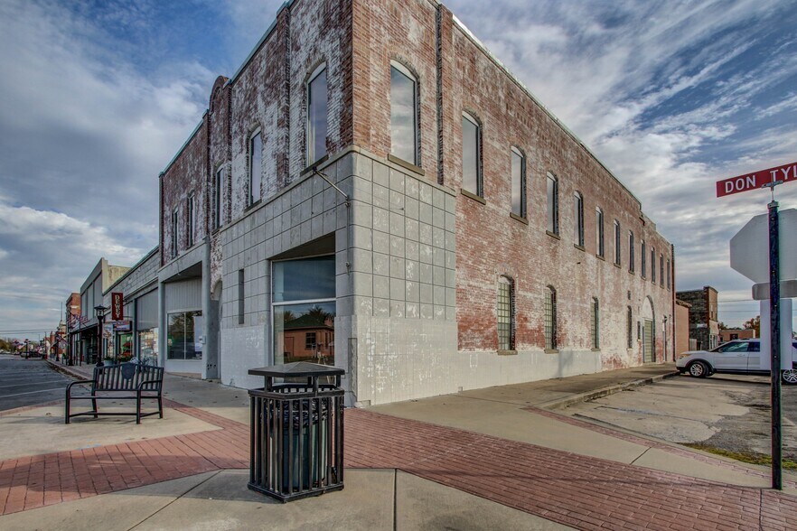 More Photos Of 308 E Don Tyler Ave, Dewey Storefront For Sale