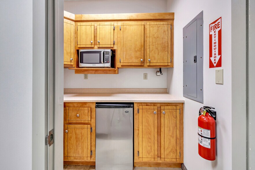 More Photos Of 1449 Old Waterbury Rd, Southbury Office For Lease