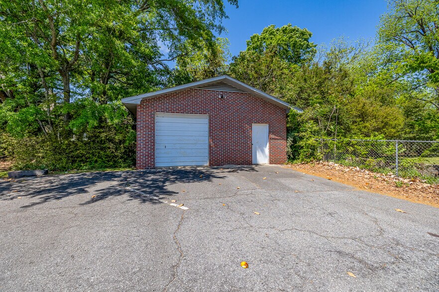 More Photos Of 201 S Weston St, Fountain Inn Office For Sale