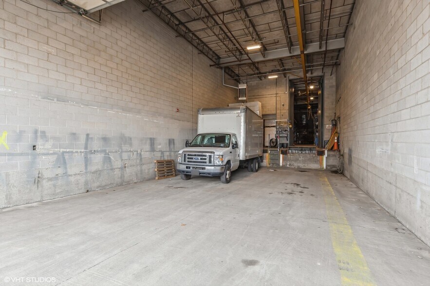 More Photos Of 5900 Howard St, Skokie Warehouse For Sale