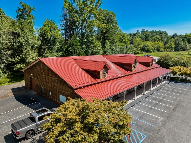 More Photos Of 271 Old Barn Rd, Hendersonville Medical For Sale